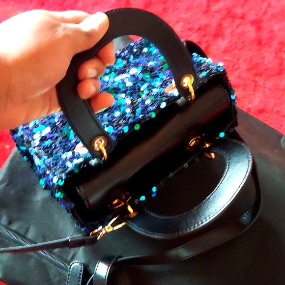 BNWOT Sequin Fashion Clutch looks blue and green when the sequins are in the sun - Picture 6 of 14